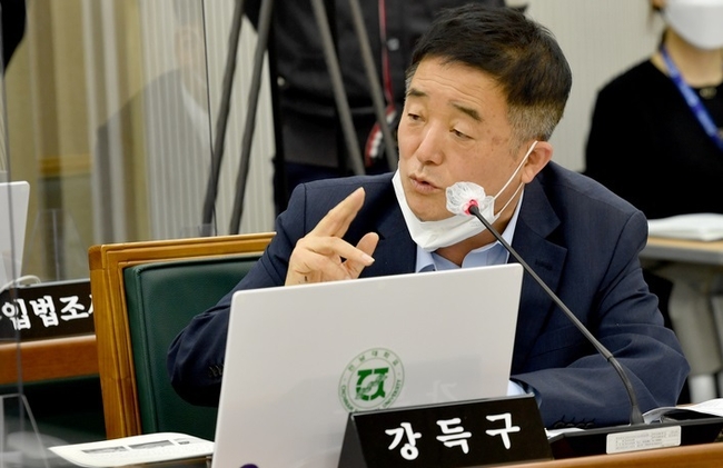  국회 교육위원회 소속 더불어민주당 강득구 의원이 12일 오전 광주 북구 전남대학교 대학본부 1층 대회의실에서 전남대·전북대·제주대학교와 각 대학병원을 대상으로 열린 '2022년도 정기국회 국정감사'에서 질의를 하고 있다.(사진=뉴시스 제공)