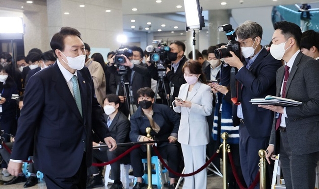 윤석열 대통령이 13일 서울 용산 대통령실 청사로 출근하며 취재진 질문에 답변한 후 집무실로 향하고 있다.(사진=뉴시스 제공)