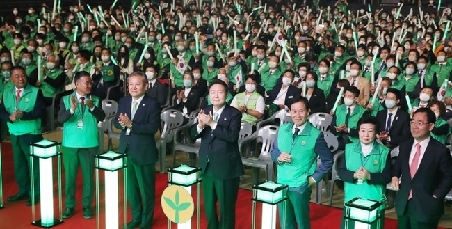 윤석열 대통령이 13일 서울 송파구 서울종합운동장 실내체육관에서 열린 2022년 전국새마을지도자대회에서 비전다짐 퍼포먼스를 하고 있다.(사진=뉴시스 제공)