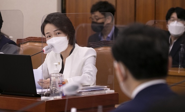 홍정민 더불어민주당 의원이 지난 4일 오전 서울 여의도 국회에서 열린 산업통상자원중소벤처기업위원회 국정감사에서 이창양 산업통상자원부 장관에게 질의를 하고 있다.(사진=뉴시스 제공)