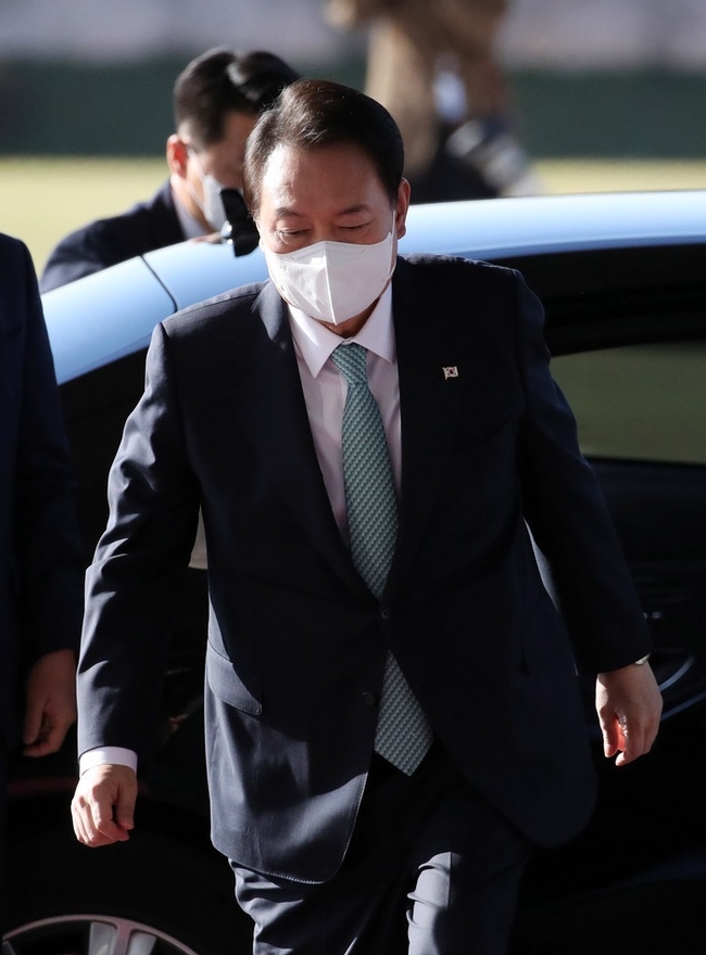 윤석열 대통령이 13일 서울 용산 대통령실 청사로 출근하고 있다. (사진=뉴시스 제공)