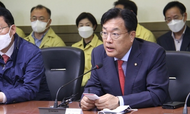 13일 오후 경북 포항시청을 찾은 국민의힘 정진석 비상대책위원장이 지원 대책을 밝히고 있다. (사진=뉴시스 제공)