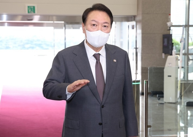 윤석열 대통령이 14일 서울 용산 대통령실 청사로 출근하며 취재진 질문에 답변하고 있다.(사진=뉴시스 제공)