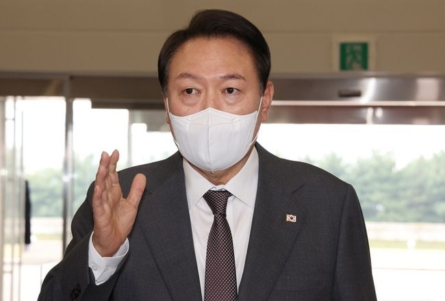  윤석열 대통령이 14일 서울 용산 대통령실 청사로 출근하며 취재진 질문에 답변하고 있다.(사진=뉴시스 제공)