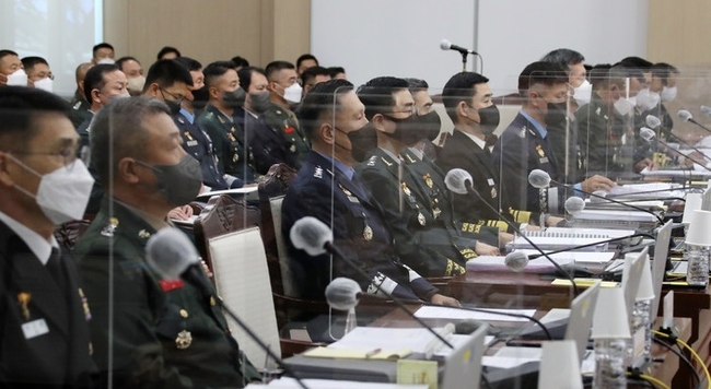  박웅(앞줄 왼쪽에서 세번째) 합동참모차장을 비롯한 합참 관계자들이 6일 서울 용산 합참에서 열린 국회 국방위원회의 합동참모본부 등의 국정감사에서 굳은 표정으로 자리에 앉아 의원들의 질의를 듣고 있다. (사진=뉴시스 제공)