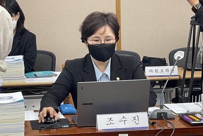 14일 국민의힘 조수진(비례대표) 의원이 대전고등법원에서 진행된 국회 법제사법위원회의 국정감사를 앞두고 자료를 검토하고 있다.(사진=뉴시스 제공)
