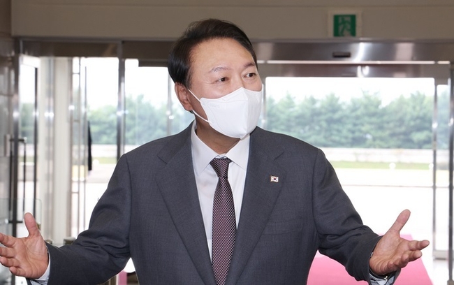  윤석열 대통령이 14일 서울 용산 대통령실 청사로 출근하며 취재진 질문에 답변하고 있다. (사진=뉴시스 제공)
