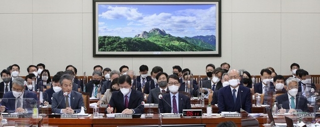 14일 오전 서울 여의도 국회에서 열린 환경노동위원회의 한국수자원공사 등 12개 산하기관 국정감사에서 기관장들이 의원들의 질문에 답변하고 있다. 앞줄 맨 왼쪽부터 박재현 한국수자원공사 사장, 안병옥 한국환경공단 이사장, 송형근 국립공원공단 이사장, 신창현 수도권매립지관리공사 사장, 최홍진 한국환경산업기술원 원장, 조도순 국립생태원 원장.(사진=뉴시스 제공)