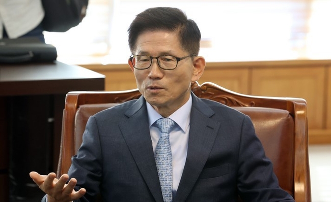 김문수 경제사회노동위원회 위원장이 지난 13일 오전 서울 마포구 경총회관을 예방해 손경식 한국경영자총협회 회장과 환담을 나누고 있다. (사진=뉴시스)