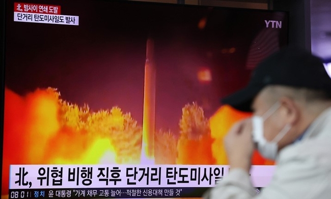  14일 오전 서울 중구 서울역 대합실에서 시민들이 북한의 위협 비행과 미사일 발사 관련 뉴스를 시청하고 있다. 합동참모본부는 14일 새벽 북한이 평양 순안 일대에서 동해상으로 단거리 탄도미사일 1발을 발사했다고 밝혔다. 또 합참은 황해도 마장동 일대에서 서해상으로 발사한 130여 발의 포병 사격을 포착했다고 밝혔다. (사진=뉴시스)