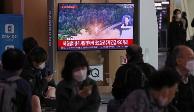 14일 오전 서울 중구 서울역 대합실에서 시민들이 북한의 위협 비행과 미사일 발사 관련 뉴스를 시청하고 있다. 합동참모본부는 14일 새벽 북한이 평양 순안 일대에서 동해상으로 단거리 탄도미사일 1발을 발사했다고 밝혔다. 또 합참은 황해도 마장동 일대에서 서해상으로 발사한 130여 발의 포병 사격을 포착했다고 밝혔다. (사진=뉴시스)