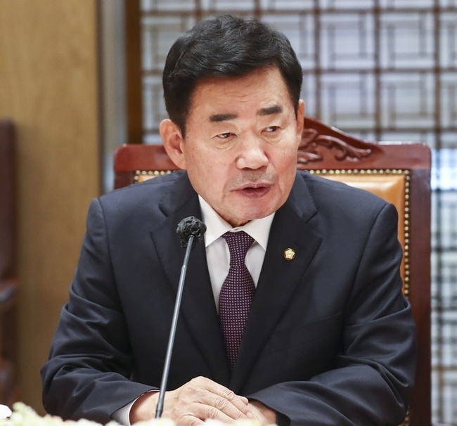 김진표 국회의장이 26일 국회접견실에서 열린 '제21대 국회 후반기 국회공직자윤리위원회 위촉장 수여식'에서 인사말을 하고 있다. (공동취재사진)
