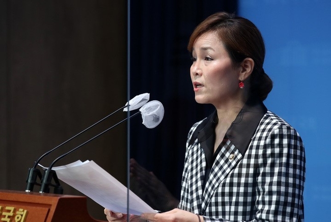더불어민주당 대변인에 임명된 임오경 의원이 6일 오후 서울 여의도 국회 소통관에서 권성동 국민의힘 원내대표의 발언과 관련 브리핑을 하고 있다. 이날 권 원내대표는 이재명 더불어민주당 대표의 검찰 소환 불출석 결정에 대해 의견을 묻는 취재진 질문에 '이 대표 스스로 본인을 성역이나 치외 법권 지역에 있다고 착각하지 말기를 바란다'고 했다. (사진=뉴시스)