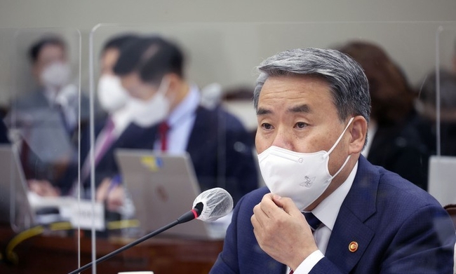  이종섭 국방부 장관이 4일 서울 용산구 국방부 청사에서 열린 국회 국방위원회 국정감사에서 의원 질의에 답하고 있다. (사진=뉴시스)