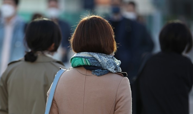  초겨울 날씨가 이어진 지난 12일 오전 서울 광화문 사거리에서 옷을 두텁게 입은 시민들이 출근하고 있다. 