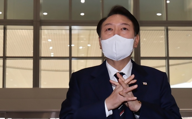  윤석열 대통령이 17일 서울 용산 대통령실 청사로 출근하며 취재진 질문에 답하고 있다. (사진=뉴시스 제공)