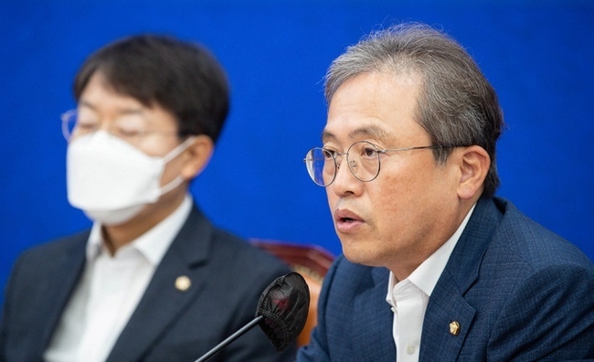 송기헌 국회 형사사법체계개혁특별위원회 더불어민주당 간사가 지난 9월20일 서울 여의도 국회에서 열린 원내대책회의에서 발언을 하고 있다.(사진=뉴시스 제공)