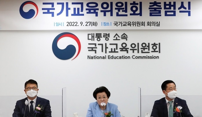 이배용 대통령 소속 국가교육위원장이 지난달 27일 오후 서울 종로구 정부서울청사에서 열린 국교위 출범식에 참석해 발언하고 있다. 왼쪽부터 장상윤 교육부 차관, 이 위원장, 이태규 국회 교육위원회 국민의힘 간사.(사진=뉴시스 제공)