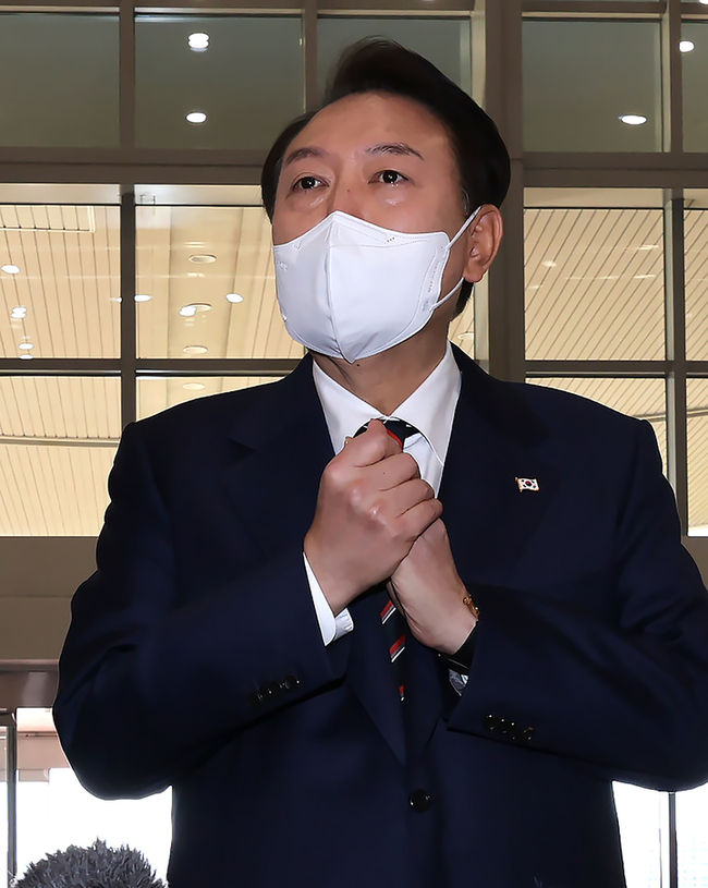 윤석열 대통령이 17일 서울 용산 대통령실 청사로 출근하며 취재진 질문에 답하고 있다. (사진=뉴시스 제공)
