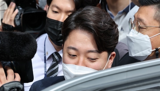 국민의힘 이준석 전 대표가 지난달 28일 서울 양천구 서울남부지방법원에서 열린 국민의힘 당헌 효력 정지 가처분 신청 사건 심문을 마친 뒤 차량에 탑승하고 있다.(사진=뉴시스 제공)