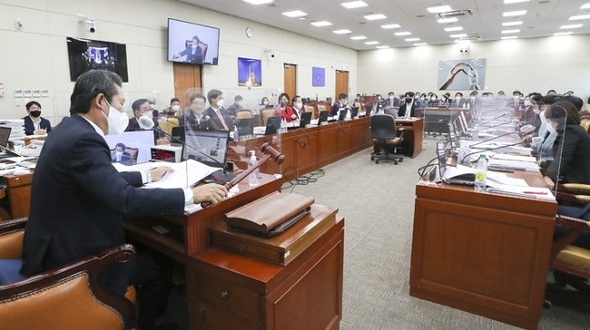 정청래 국회 과방위 위원장이 11일 오후 서울 여의도 국회에서 열린 과학기술정보방송통신위원회의 정보통신산업진흥원, (부설)소프트웨어정책연구소, 한국인터넷진흥원, 한국방송통신전파진흥원, 한국지능정보사회진흥원, 한국데이터산업진흥원에 대한 국정감사에서 박성중 국민의힘 여당 간사의 항의가 이어지자 정회를 선언하고 있다. 정 위원장이 박 여당 간사의 야당 의원과 관련된 발언에 사과 요청을 하자 박 간사는 항의를 이어갔다. (사진=뉴시스 제공)