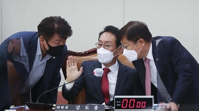 김도읍 위원장이 17일 서울 여의도 국회 법사위회의실에서 열린 헌법재판소 국정감사에서 여당 간사인 정점식 국민의힘 의원과 야당 간사인 기동민 더불어민주당 의원과 대화하고 있다.(사진=뉴시스 제공)