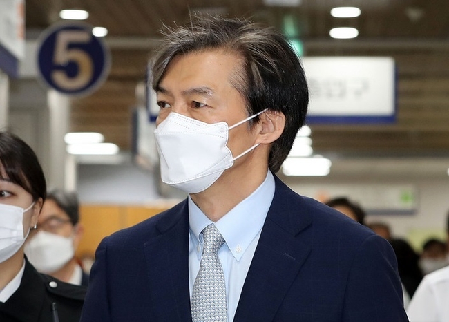 조국 전 법무부 장관이 지난 14일 오전 서울 서초구 서울중앙지법에서 열린 자녀 입시 비리 등 혐의 공판에 출석하고 있다.(사진=뉴시스 제공)