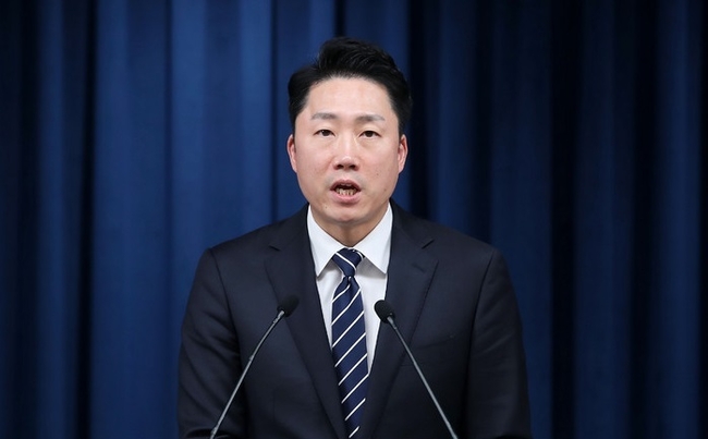 이재명 부대변인이 17일 오후 서울 용산 대통령실 청사 브리핑룸에서 대통령 주재 수석비서관 회의에서 카카오 장애 사태 관련 국가안보실의 사이버 안보 TF 구성 및 사이버 안보 상황점검회의에 대해 브리핑하고 있다. (사진=뉴시스 제공)