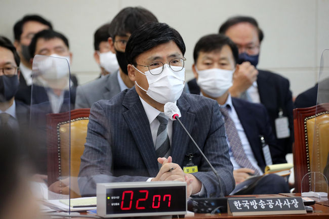 김의철 한국방송공사 사장이 17일 국회에서 열린 과학기술정보방송통신위원회의 한국방송공사에 대한 국정감사에서 의원들의 질의에 답변하고 있다.(사진=뉴시스 제공) 