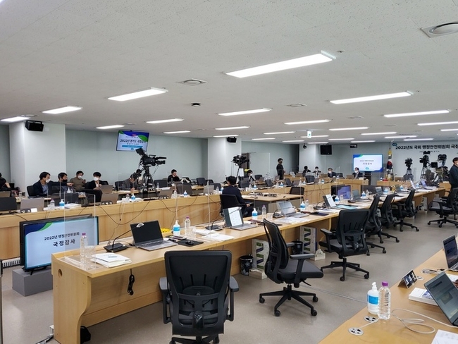 18일 경기도청에서 열린 국회 행안위 경기도 국정감사이 시작부터 파행했다.(사진=뉴시스 제공)