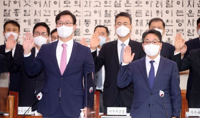 노만석 서울고등검찰청 검사장 직무대리, 송경호 서울중앙지검 검사장 등 피감기관 관계자들이 18일 서울 여의도 국회 법제사법위원회에서 열린 서울고등검찰청 등에 대한 국정감사에서 증인 선서를 하고 있다.(사진=뉴시스 제공)