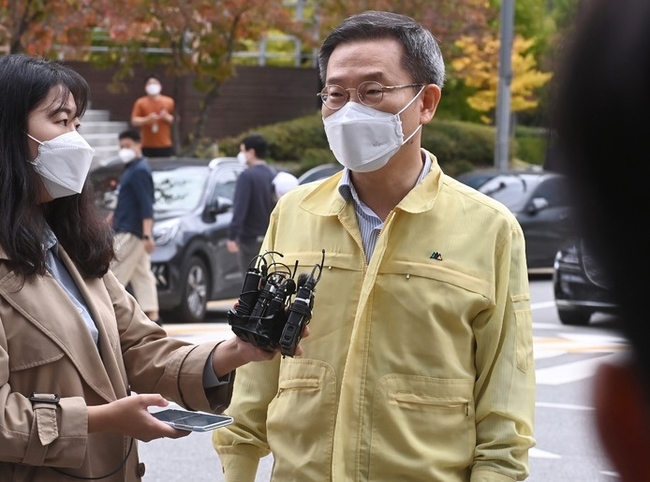이종호 과학기술정보통신부 장관이 지난 16일 오전 경기도 성남시 SK C&C 판교데이터센터 A동 화재현장을 점검하기 앞서 취재진의 질문에 답하고 있다.(사진=뉴시스 제공)