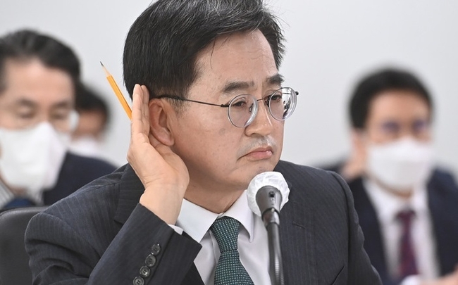 김동연 경기도지사가 18일 경기도 수원시 영통구 경기도청에서 열린 국회 행정안전위원회의 경기도에 대한 국정감사에서 의원 질의에 경청하고 있다. (사진=뉴시스 제공)