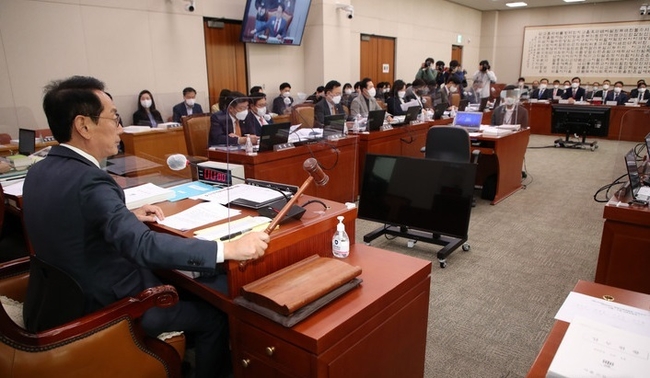 김도읍 국회 법제사법위원장이 18일 서울 여의도 국회 법제사법위원회에서 열린 서울고검 등에 대한 국정감사에서 의사봉을 두드리고 있다.(사진=뉴시스 제공)