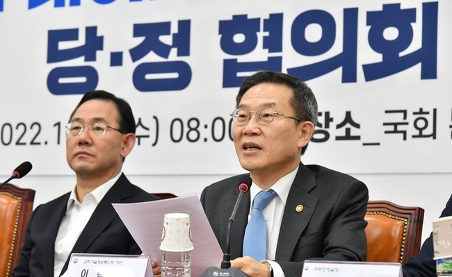 이종호 과학기술정보통신부장관이 19일 서울 여의도 국회에서 열린 '카카오 데이터센터 화재 관련 당정협의회'에서 발언하고 있다. (사진=뉴시스 제공)
