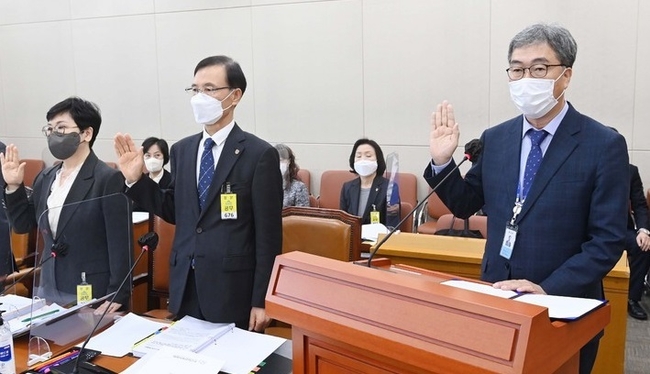 김미곤 한국노인인력개발원장을 비롯한 피감기관 기관장들이 19일 서울 여의도 국회에서 열린 보건복지위원회의 한국노인인력개발원, 한국보건복지인재원, 한국보육진흥원, 한국장애인개발원, 아동권리보장원, 사회복지공동모금회 등에 대한 국정감사에서 증인 선서를 하고 있다. (사진=뉴시스 제공)