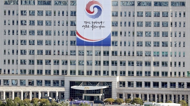 제20대 대통령 취임식을 하루 앞둔 지난 5월 9일 오전 서울 용산구 대통령실 청사에 새 정부 슬로건 '다시, 대한민국! 새로운 국민의 나라' 현수막이 게시돼 있다.(사진=뉴시스 제공)
