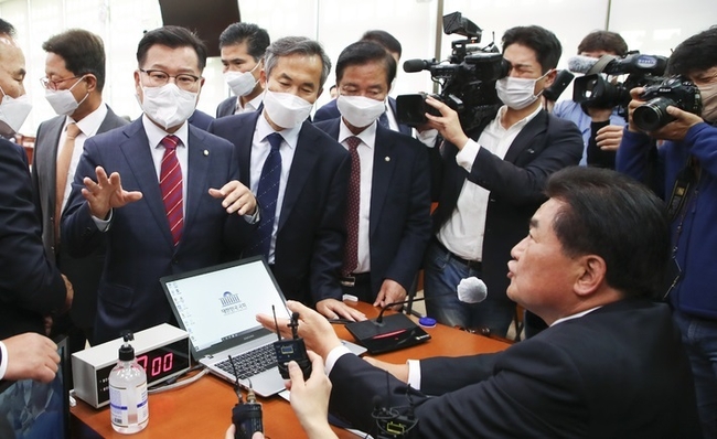 19일 서울 여의도 국회 농림축산식품해양수산위원회 회의실에서 열린 전체회의에서 일방적인 양곡처리법 처리 시도에 항의하는 국민의힘 의원과 이를 말리는 더불어민주당 의원들이 소병훈 위원장석 앞에서 뒤엉켜 고성을 지르고 있다.(사진=뉴시스 제공)