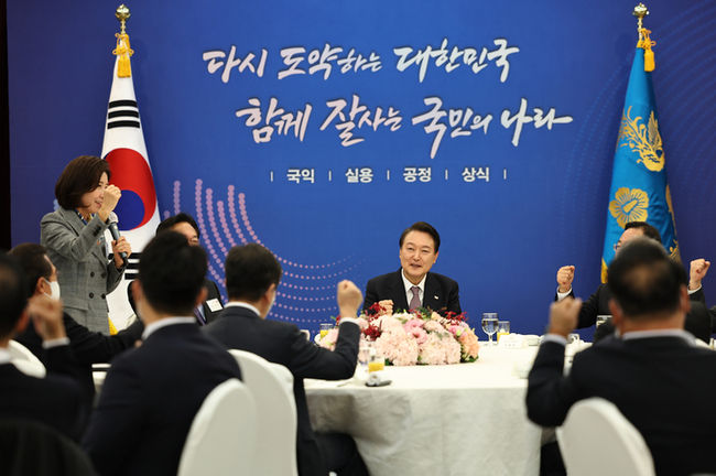 윤석열 대통령이 19일 서울 용산 국방컨벤션센터에서 열린 국민의힘 원외당협위원장 초청 오찬에 참석해 파이팅을 외치고 있다. (사진=대통령실 제공) 