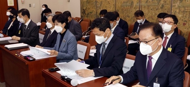 김춘순 사행산업통합감독위원회 위원장을 비롯한 피감기관 기관장들이 19일 서울 여의도 국회에서 열린 문화체육관광위원회의 사행산업통합감독위원회, 한국관광공사와 국립국어원, 국립국악원, 한국예술종합학교 등에 대한 국정감사에 출석해 자리하고 있다.(사진=뉴시스 제공)