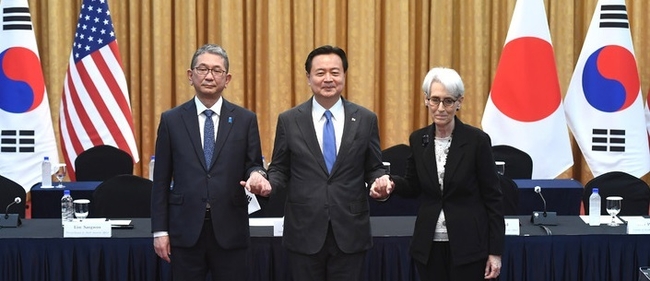 조현동(왼쪽 두번째) 외교부 1차관과 웬디 셔먼 미국 국무부 부장관, 모리 다케오 일본 외무성 사무차관이 8일 오전 서울 종로구 외교부 청사에서 열린 제10차 한미일 외교차관 협의회에 참석해 기념촬영을 하고 있다.(사진=뉴시스 제공)
