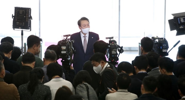  윤석열 대통령이 20일 오전 서울 용산 대통령실 청사로 출근하며 취재진 질문에 답하고 있다. (사진=뉴시스 제공)