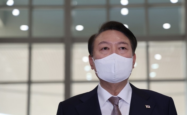 윤석열 대통령이 20일 서울 용산 대통령실 청사로 출근하고 있다.(사진=뉴시스 제공)