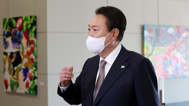 윤석열 대통령이 20일 오전 서울 용산 대통령실 청사로 출근하며 취재진 질문에 답하고 있다.(사진=뉴시스 제공)