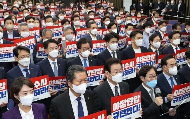 이재명 대표 등 더불어민주당 의원들이 20일 서울 여의도 국회에서 열린 더불어민주당 긴급 의원총회에서 피켓을 들고 야당탄압 규탄 및 보복수사 중단을 촉구하고 있다.(사진=뉴시스 제공)