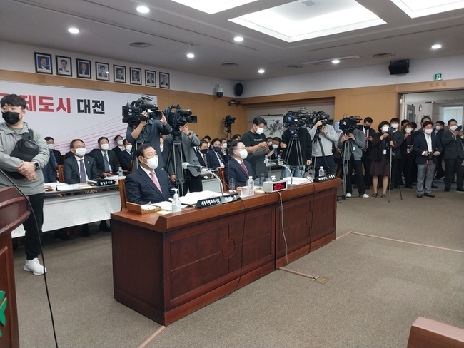 (왼쪽)최민호 세종시장과 이장우 대전시장이 국정감사장에서 대기하고 있다.(사진=뉴시스 제공)