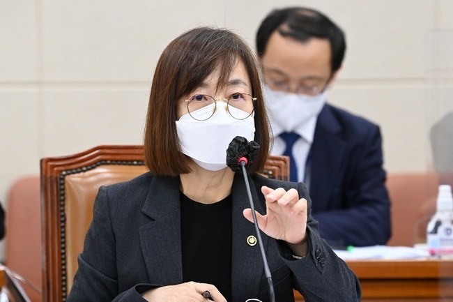 백경란 질병관리청장이 지난 6일 국회 보건복지위원회에서 열린 보건복지부·질병관리청에 대한 국정감사에 출석해 의원 질의에 답하고 있다.(사진=뉴시스 제공)