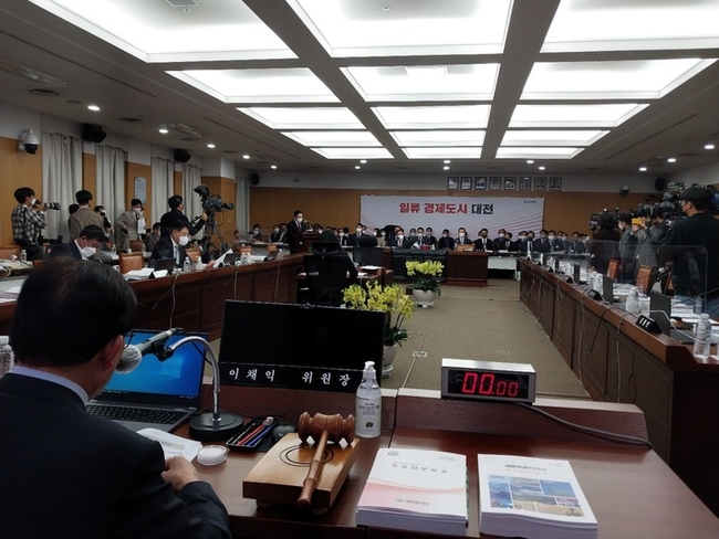 대전시청에서 열린 국정감사장에서 (왼쪽)최민호 세종시장이 대기하고 있다.(사진=뉴시스 제공)