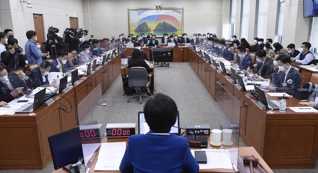 20일 서울 여의도 국회에서 국회 정무위원회의 예금보험공사, 한국산업은행, 중소기업은행, 서민금융진흥원에 대한 국정감사가 열리고 있다.(사진=뉴시스 제공)