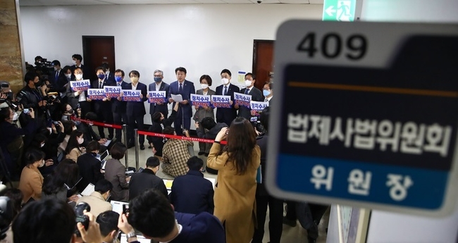 국회 법제사법위원회 소속 더불어민주당 기동민 간사와 의원들이 20일 국회 법사위의 대검찰청에 대한 국정감사가 열리는 서울 여의도 국회 법사위 전체회의실 앞에서 민주당 중앙당사 압수수색 시도 관련 규탄 기자회견을 하고 있다.(사진=뉴시스 제공)